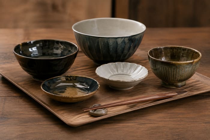 和食器 — 椀・皿・鉢の並んだ写真